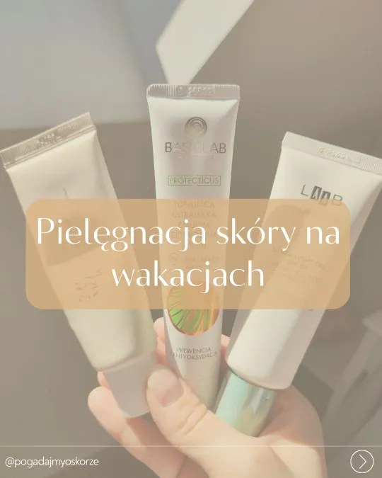 Grafika „Pielęgnacja skóry na wakacjach” - dłoń trzymająca trzy kremy z filtrem SPF 50